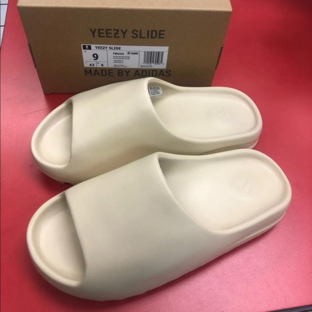 Yeezy Slide “ Bone”
